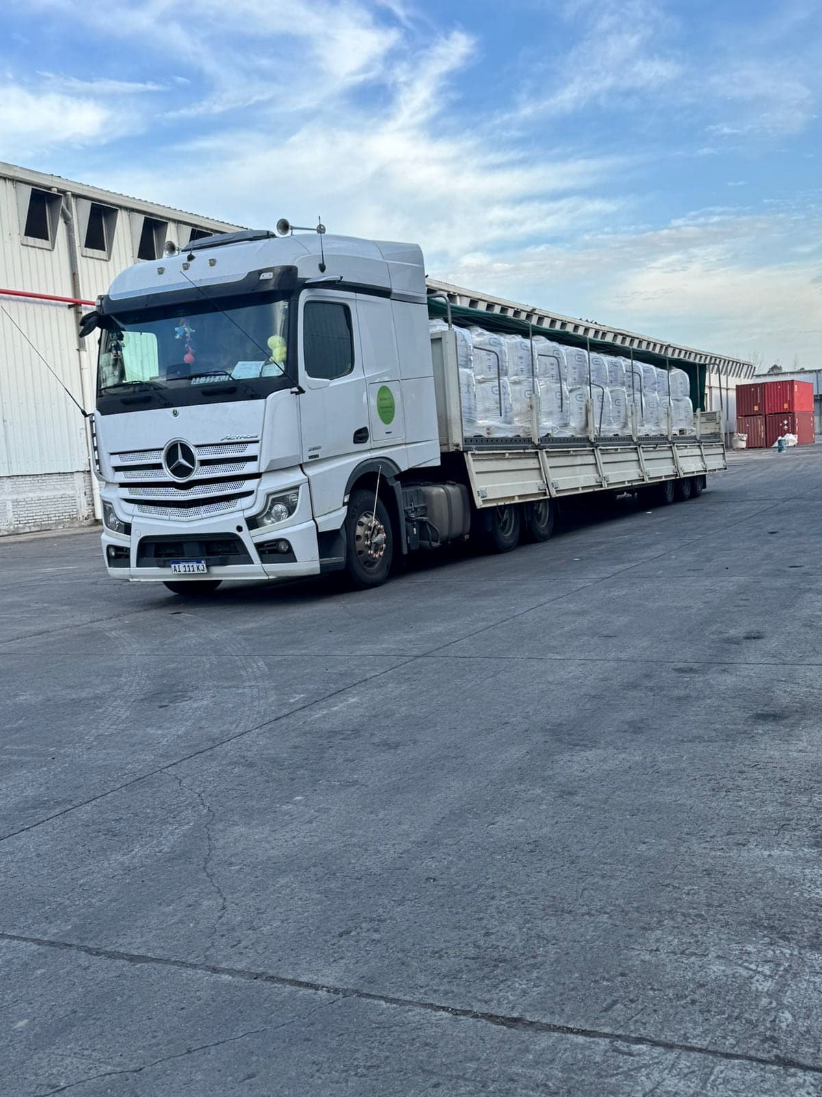 Mercedes-Benz Actros con semirremolque cargado con big bags saliendo de una planta