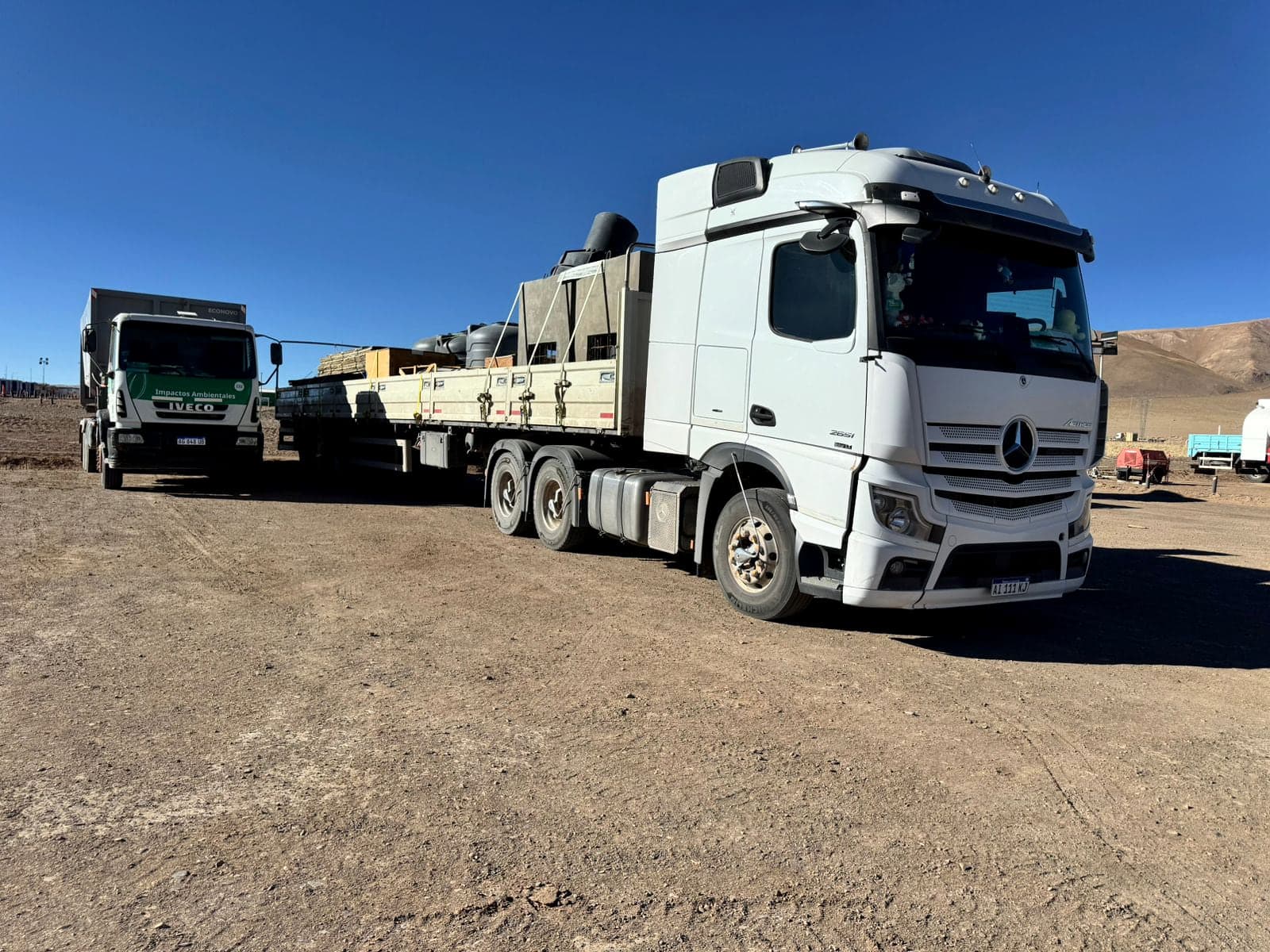 Mercedes-Benz Actros 2651 con carga sobre semirremolque en un proyecto minero de la puna