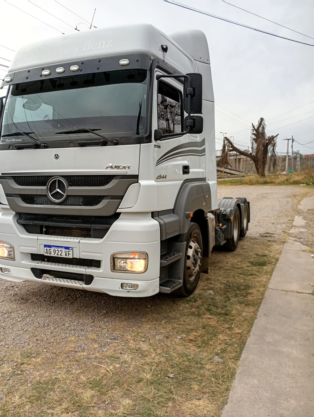Frente de un tractor Mercedes-Benz Axor 2544 de la flota