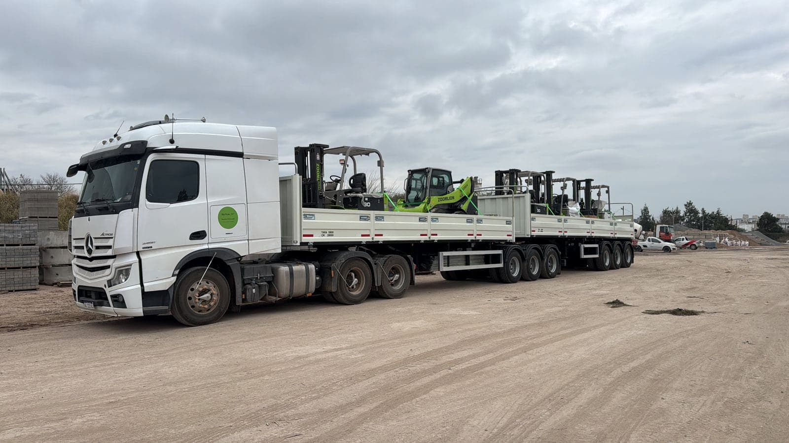 Mercedes-Benz Actros con bitrén cargado con autoelevadores en playa de carga