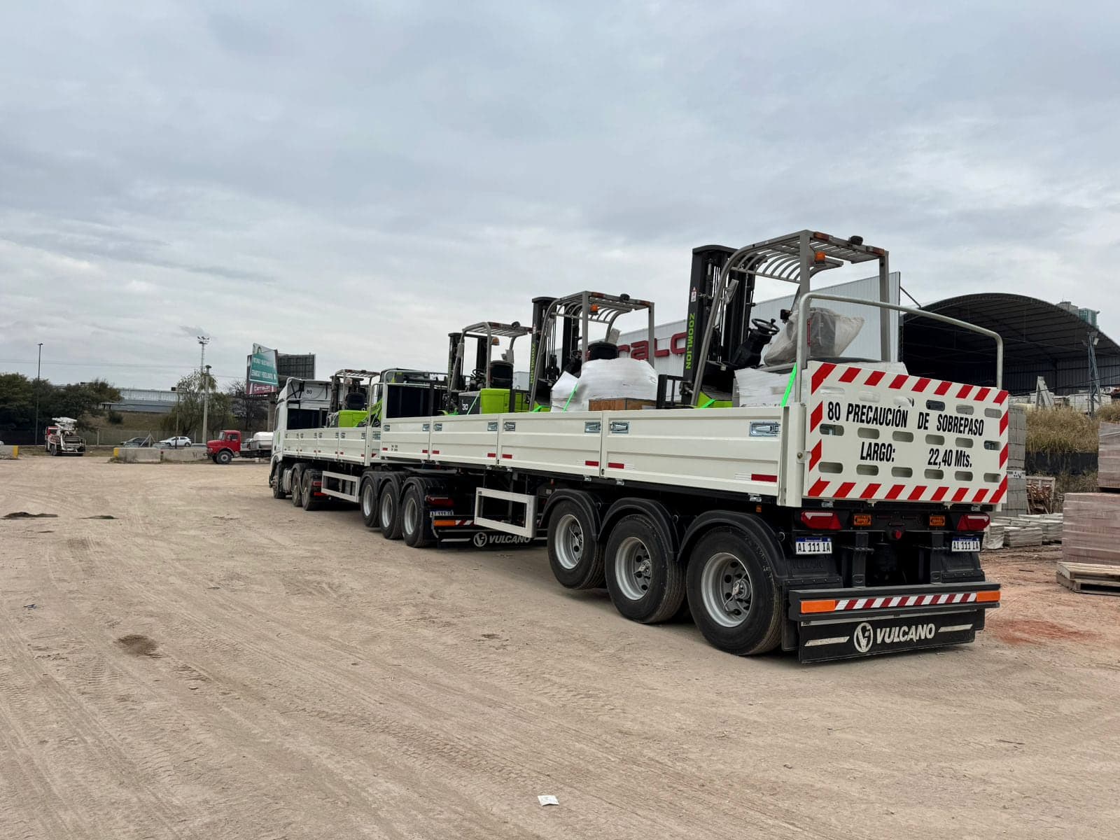 Bitrén de la flota cargado con autoelevadores, visto desde atrás con la señal de sobrepaso