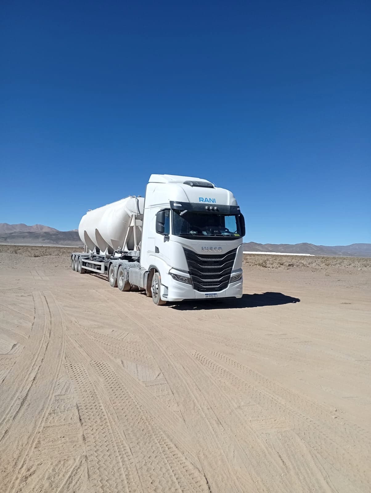 Tractor Iveco S-Way con tolva de granel sobre un camino de la puna