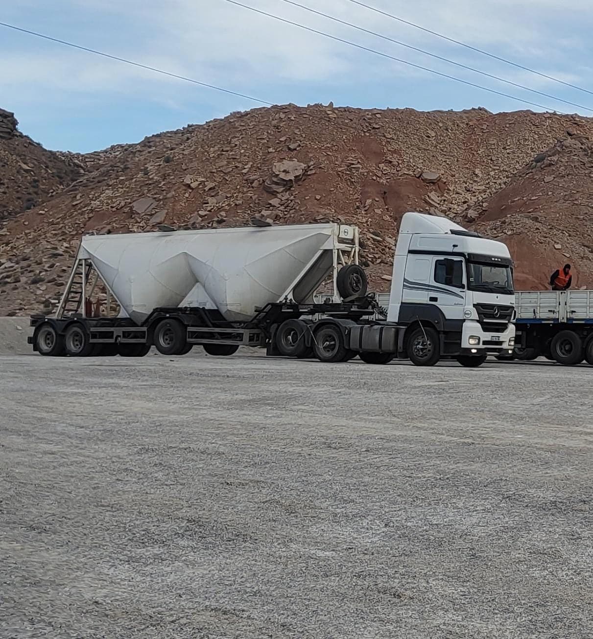 Mercedes-Benz Axor con tolva de granel en una cantera