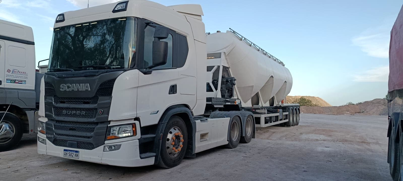 Tractor Scania con tolva de granel en un obrador minero de la puna