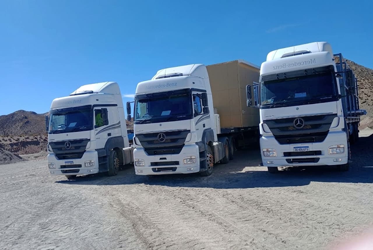 Tres tractores Mercedes-Benz de la flota en playa de maniobras de un proyecto de altura