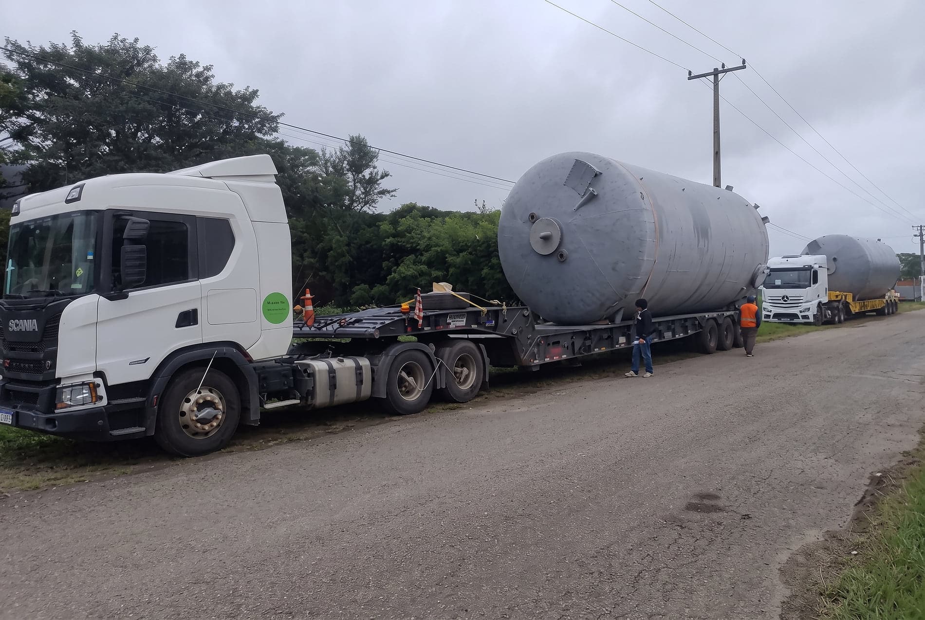 Tanque de gran porte asegurado sobre carretón, con personal asistiendo la maniobra