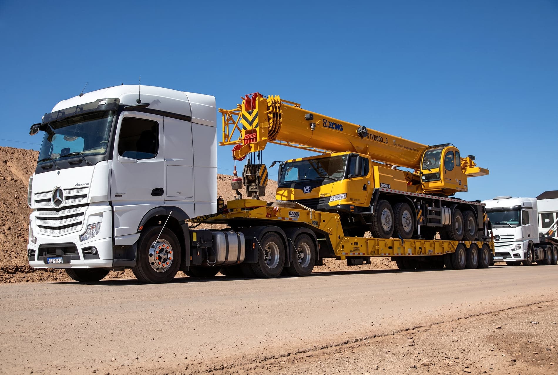 Grúa móvil de gran porte cargada sobre carretón, remolcada por un Mercedes-Benz Actros
