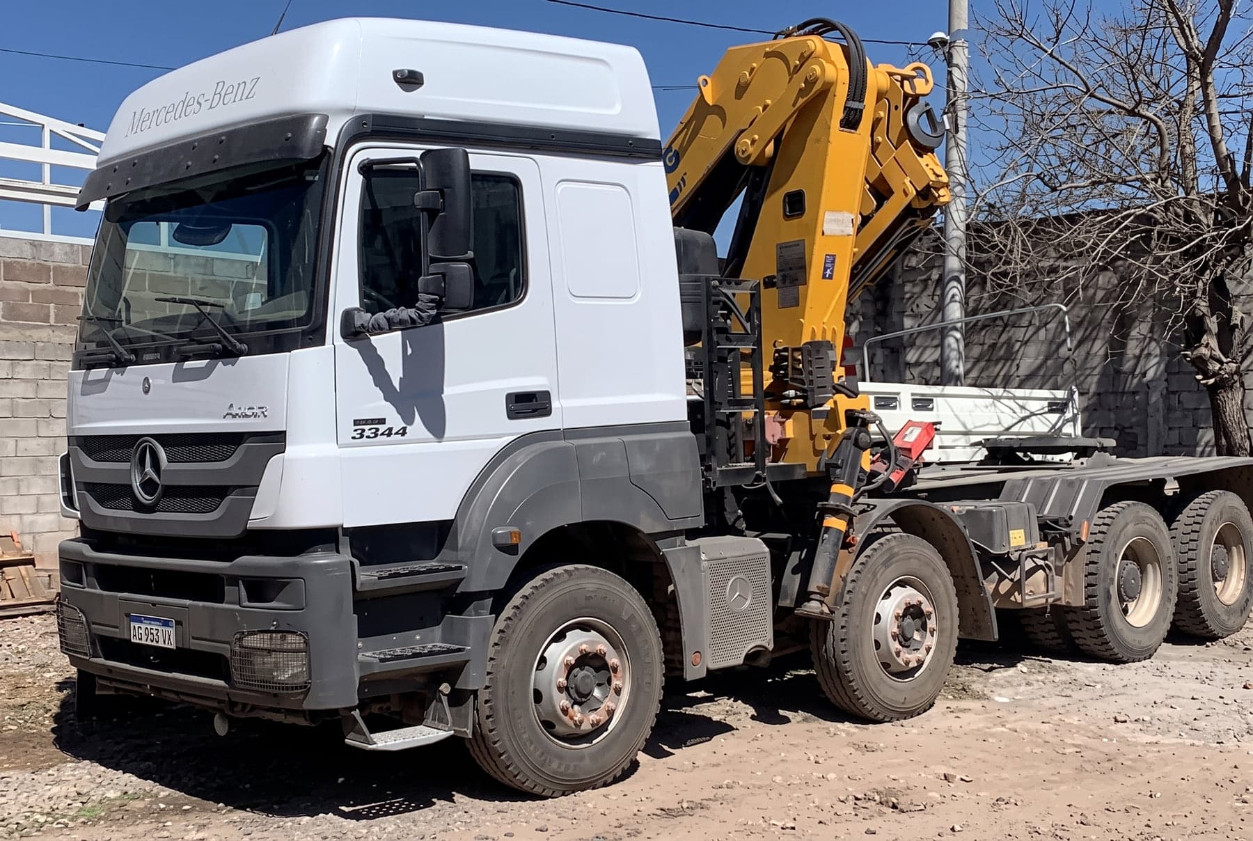 Camión Mercedes-Benz 3344 equipado con hidrogrúa