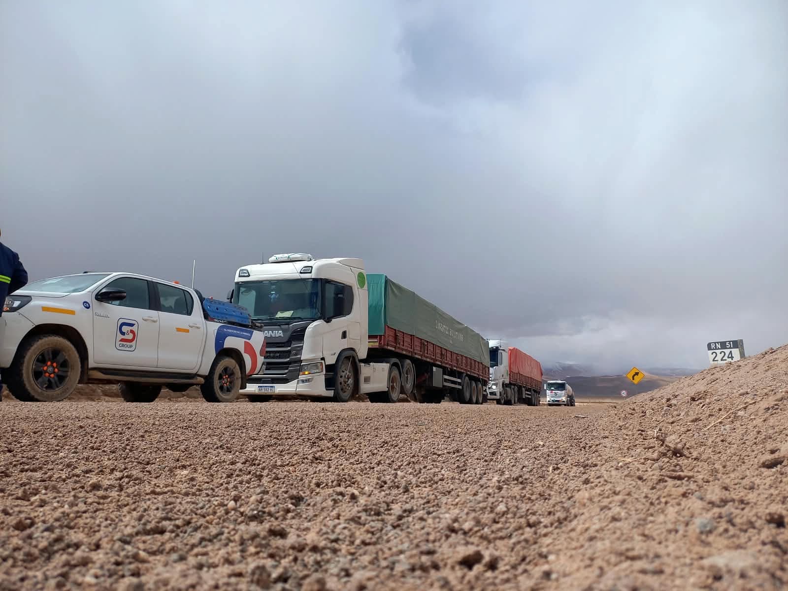 Tractor Scania con semirremolque y camioneta de apoyo sobre la Ruta Nacional 51, corredor hacia el paso a Chile