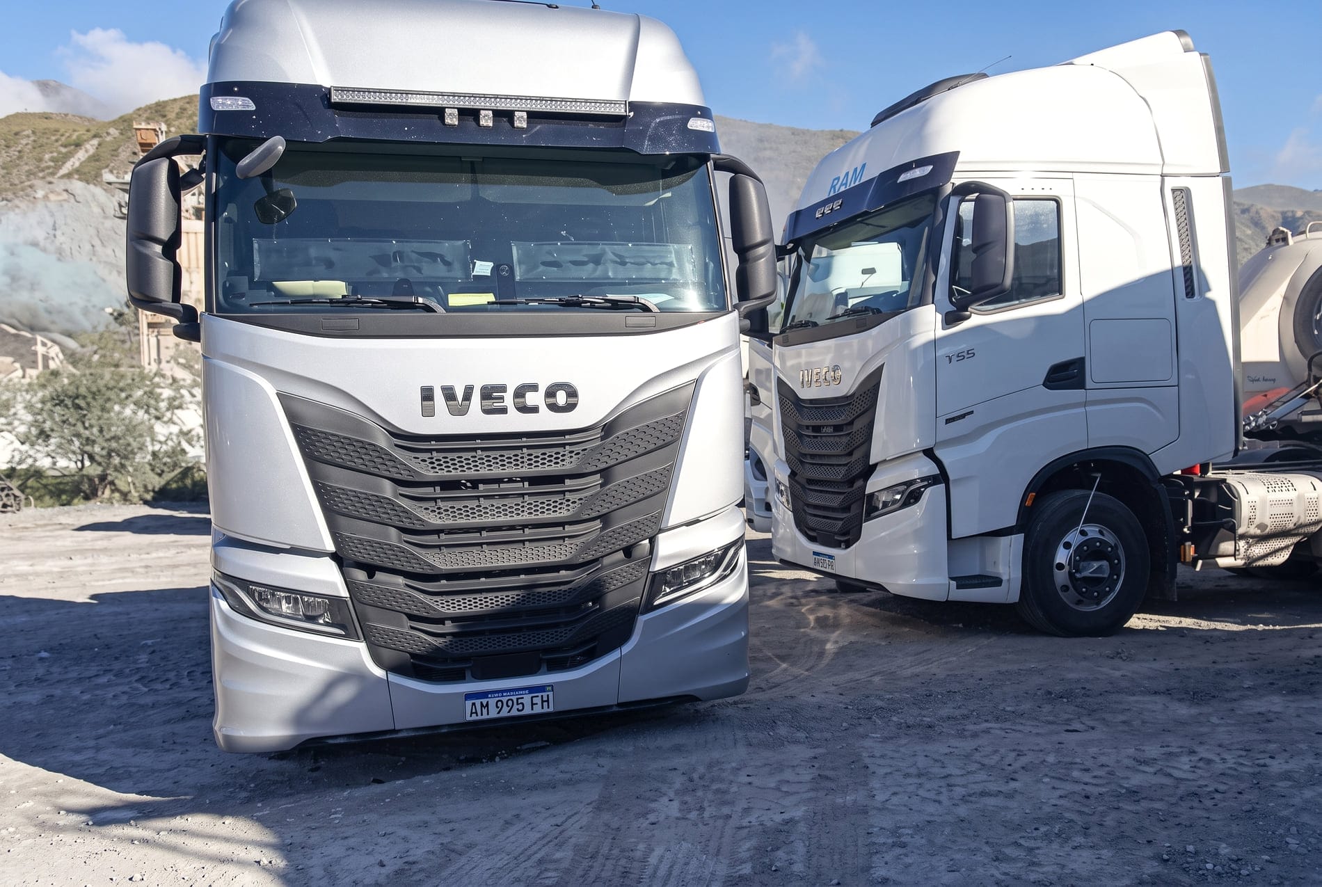 Frente de dos tractores Iveco S-Way de la flota de Logistic Solutions